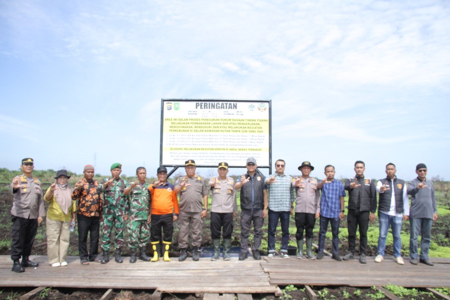 Polres Inhu Bersama Forkopimda Pasang Plang Peringatan Karhutla di Desa Rawa Asri
