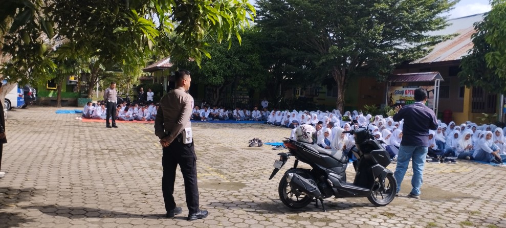 Satlantas Polres Inhu Sosialisasikan Keselamatan Berkendara di MA Al Ihsan Buluh Rampai