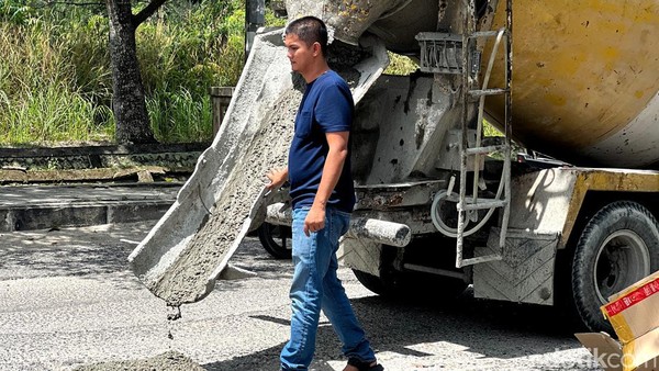 Respons Pemkot Pekanbaru Soal Pemuda Cor Jalan Rusak Pakai Dana Pribadi