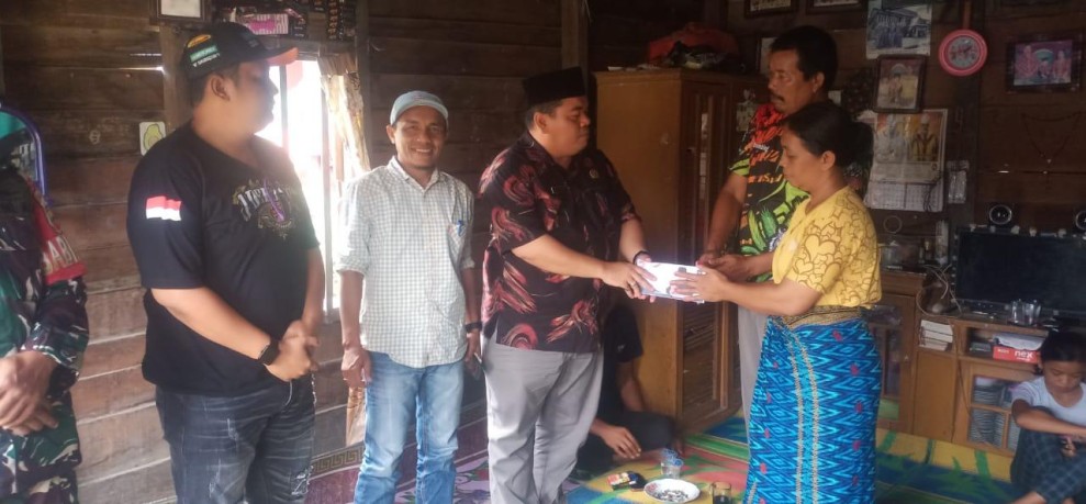 Plt Camat Batang Gansal, Anggota Dewan Yasman Dampingi Ketua DPRD Inhu Berkunjung Kerumah Duka Korban Tenggelam di Danau Siambul