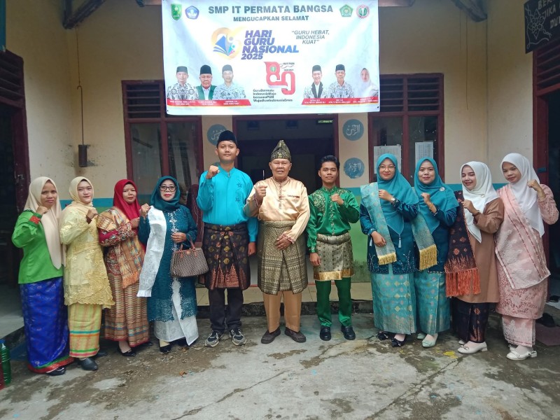 Upacara Hari Guru 2025 di SMP IT Permata Bangsa Berlangsung Khidmat, Ini Pesan Pimpinan Ponpes