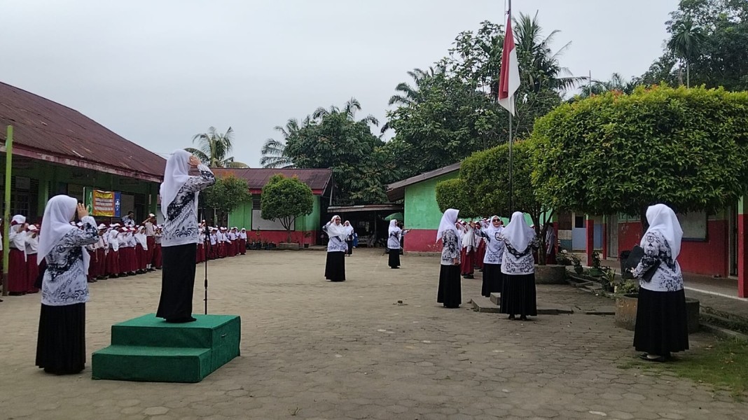 SDN 016 Kelesa Meriahkan HGN dan HUT PGRI ke-80 dengan Lomba Puisi dan Pemotongan Tumpeng