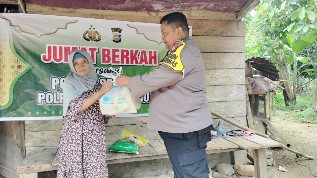 Polsek Seberida Gelar Jumat Berkah, Salurkan Sembako kepada Warga Kurang Mampu di Desa Bandar Padang