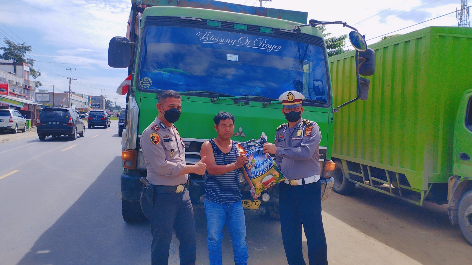 Polsek Seberida Bagikan Paket Sembako Kepada Para Sopir Dampak dari Kenaikan BBM