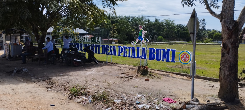 Keren, Pembuatan Nama Lapangan Mutiara Bakti Desa Petalabumi Memakai Akrilik