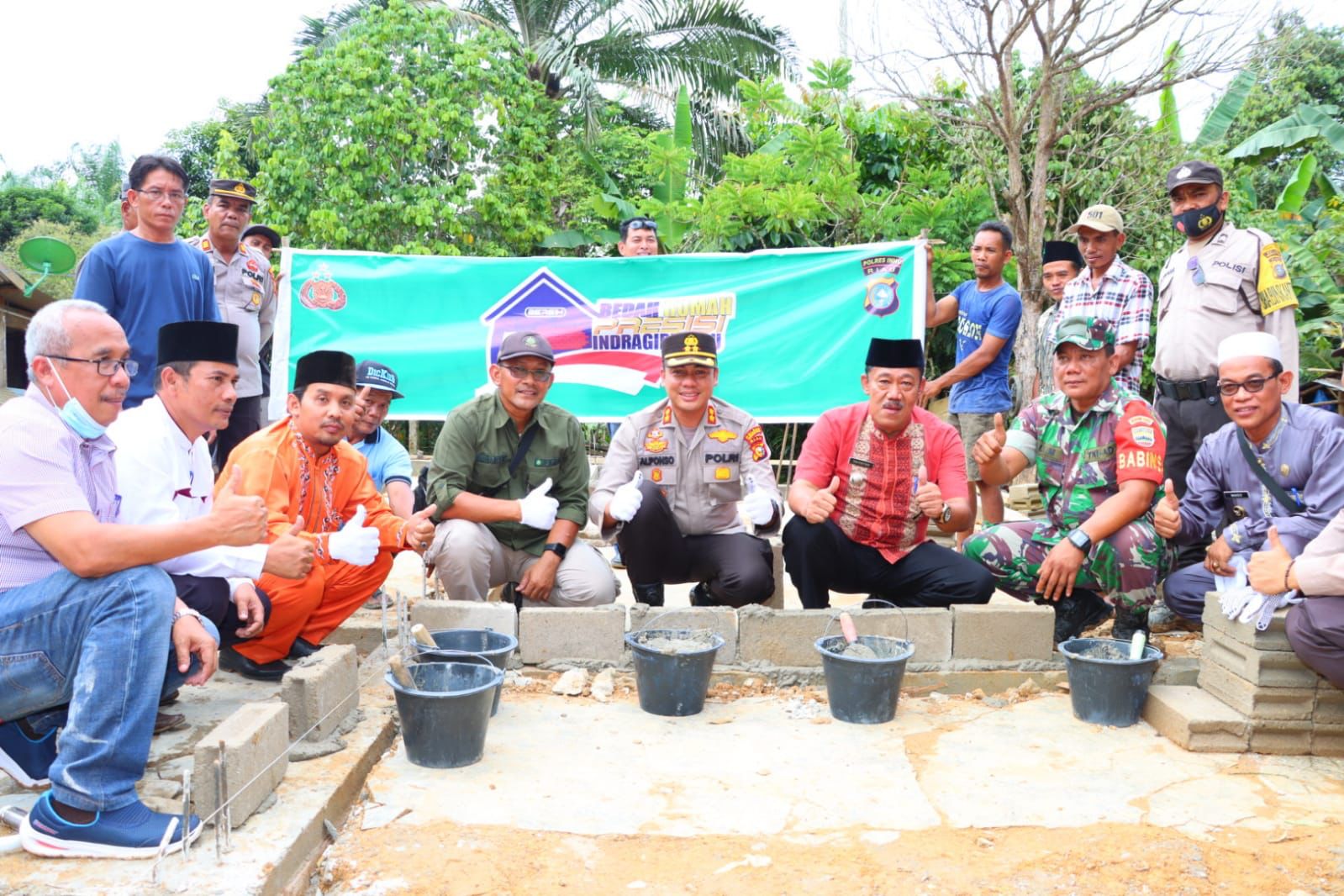 Tangis Nurhayati Pecah, Saat Kapolres Inhu Letakan Batu Pertama Untuk Pembangunan Rumah Impiannya