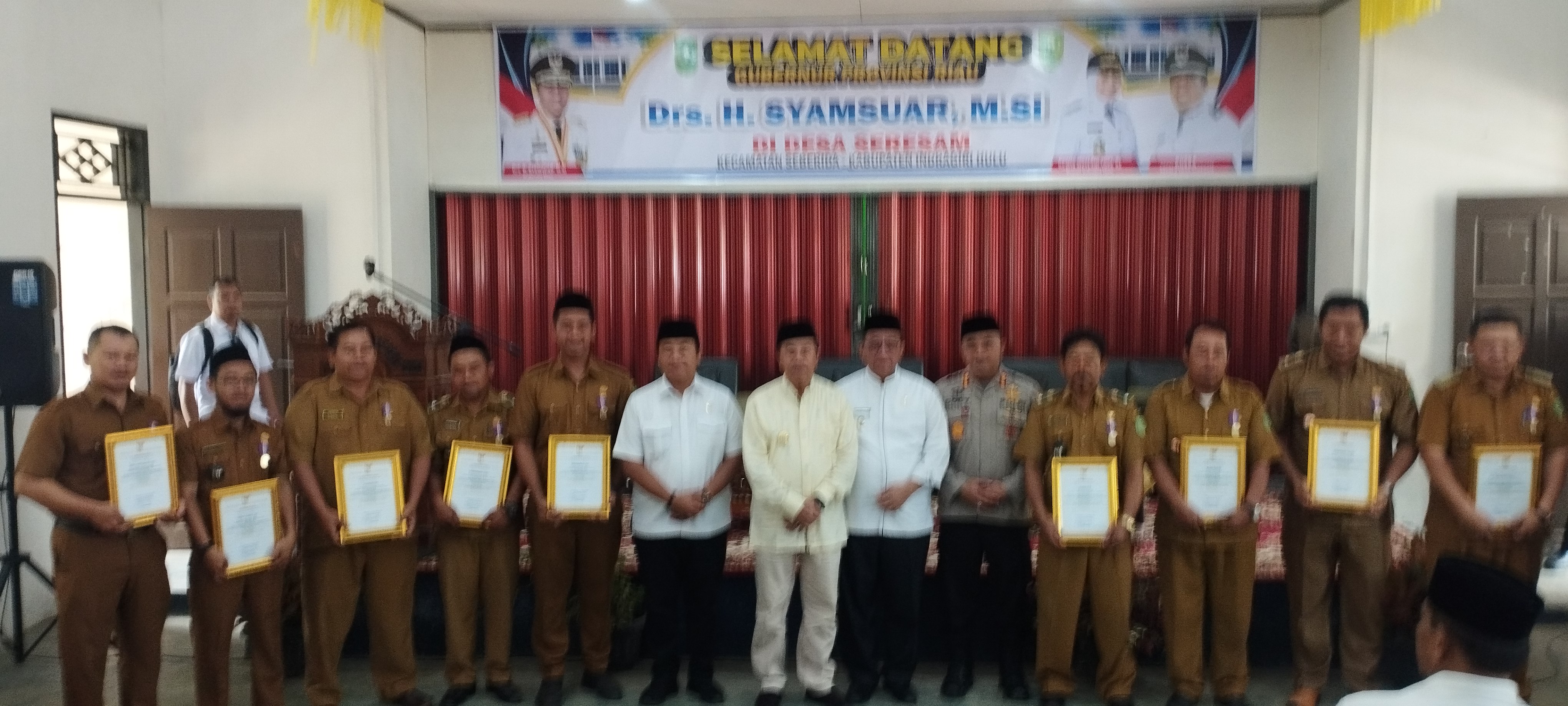 Gubri Syamsuar Serahkan Piagam Penghargaan Lencana Desa Mandiri Kepada 9 Desa di Inhu