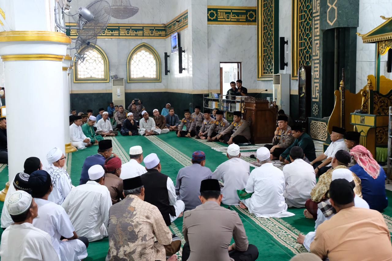 Sholat Jum’at Bersama Warga, Kapolda Riau Dengarkan dan Respon Curhatan Jamaah