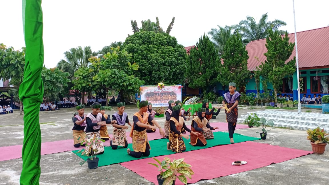 Keluarga Besar SMPN 3 Rengat Barat Rayakan Ultah Ke-25