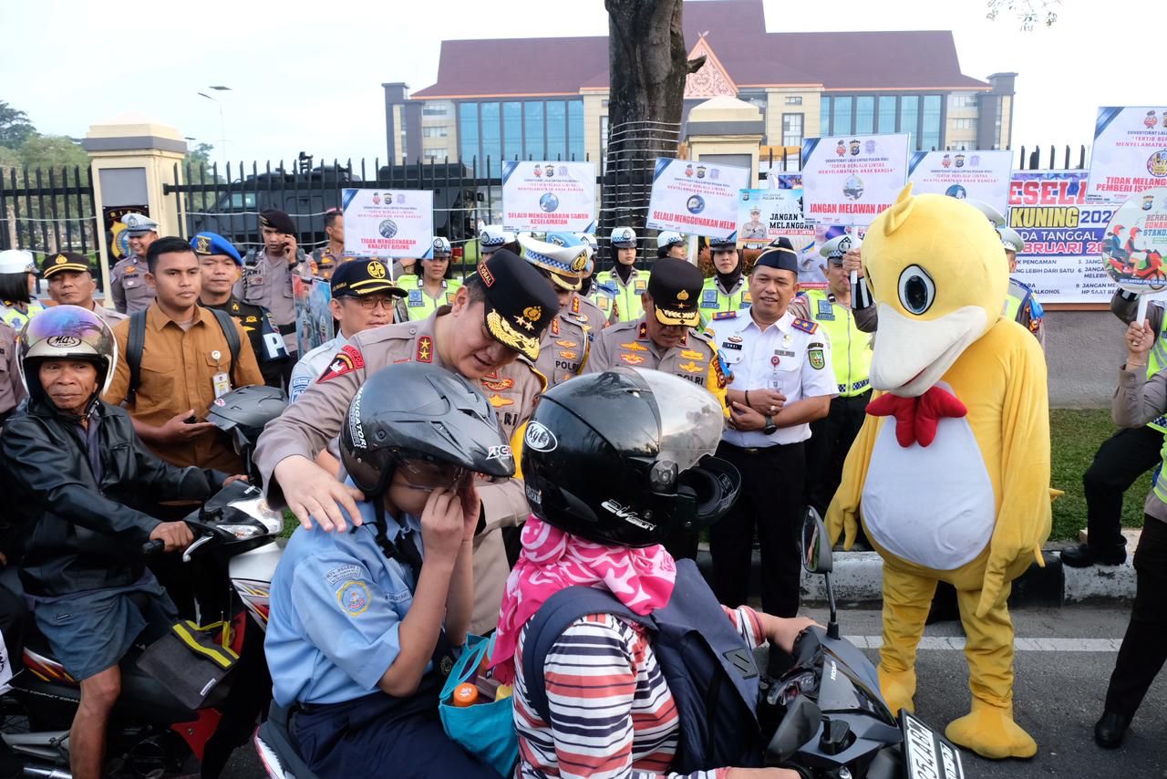 Kapolda Riau Bagikan Helm Kepada Pengendara : Keselamatan Adalah yang Utama