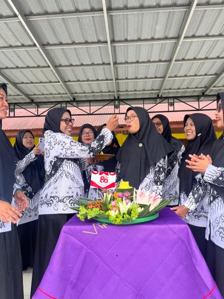 SDN 020 Simpang 4 Belilas Meriahkan HGN dan HUT PGRI ke-80 dengan Lomba dan Pemotongan Tumpeng