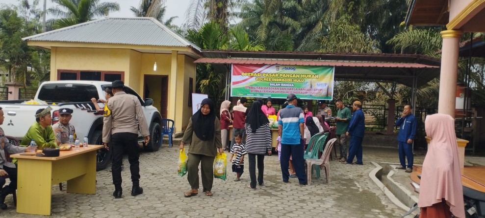 Polres Inhu Gelar Operasi Pasar Pangan Murah, Warga Danau Tiga Antusias