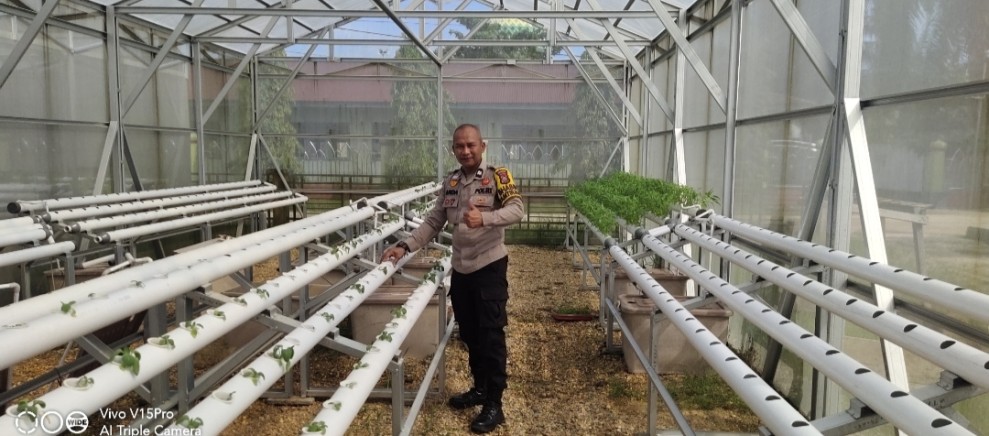 Bhabinkamtibmas AIPTU Anda Jas Motivasi Warga Titian Resak Kembangkan Sayur Hidroponik