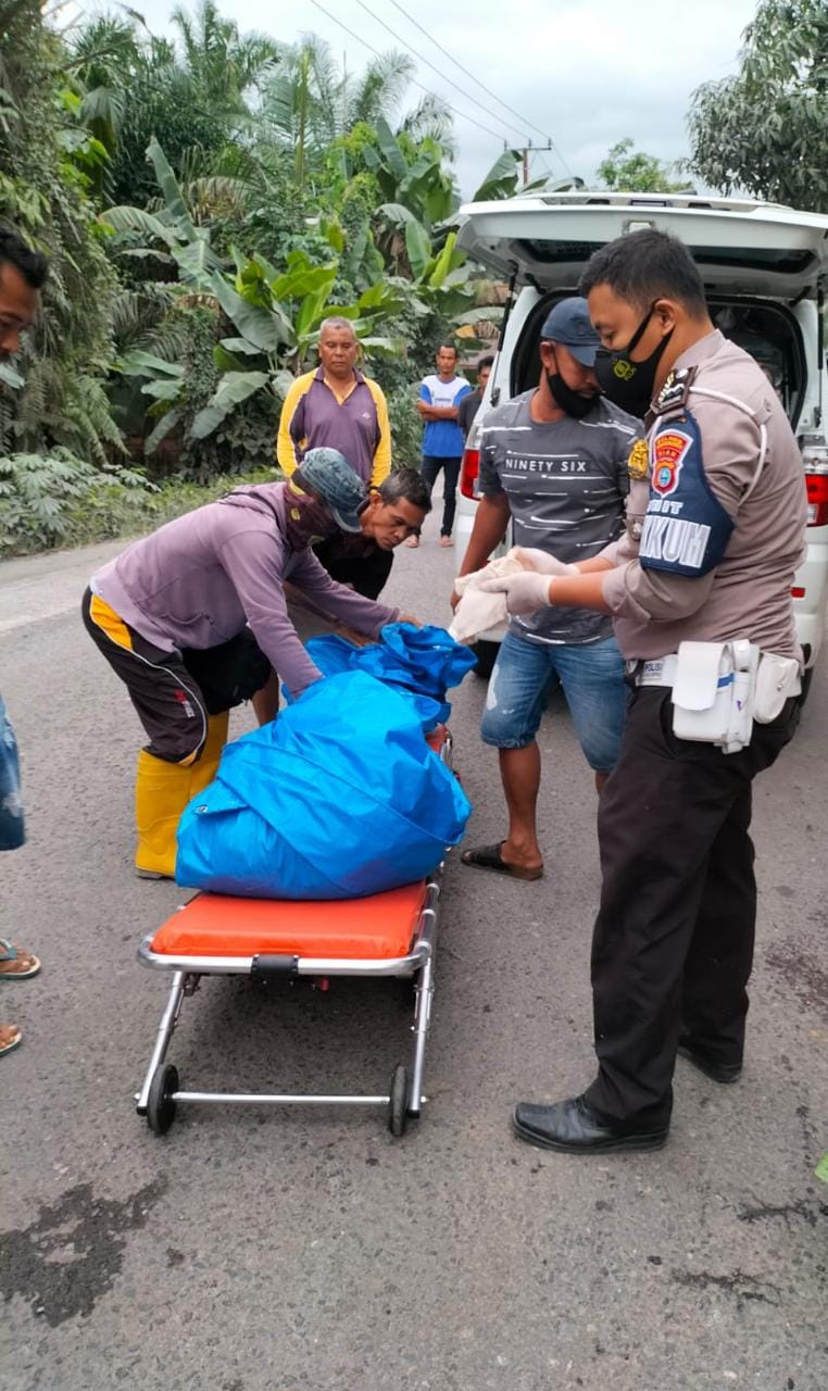 Hendak Hindari Jalan Rusak, Mobil Tanki SK Pengangkut CPO Lindes Warga Aski Aris Rengat