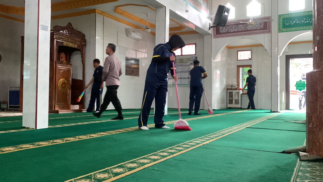 Jelang Hari Bhayangkara ke-77, Polres Inhu Gelar Bhakti Sosial di Masjid