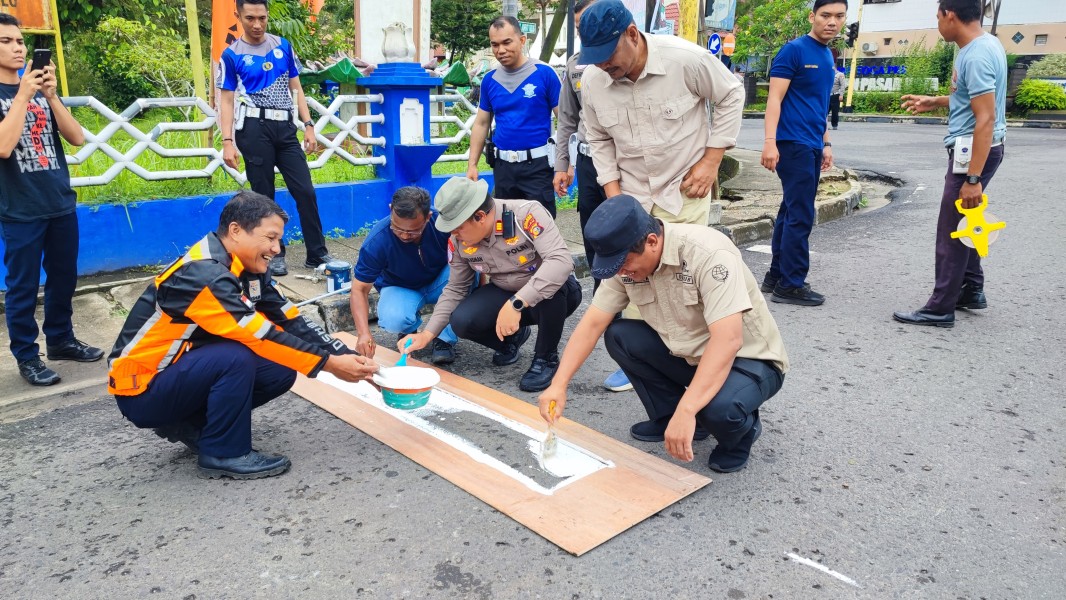 Dalam Rangka Hari Jadinya, Polantas Inhu Mengecat Marka Jalan Hingga Tanam Pohon Bersama