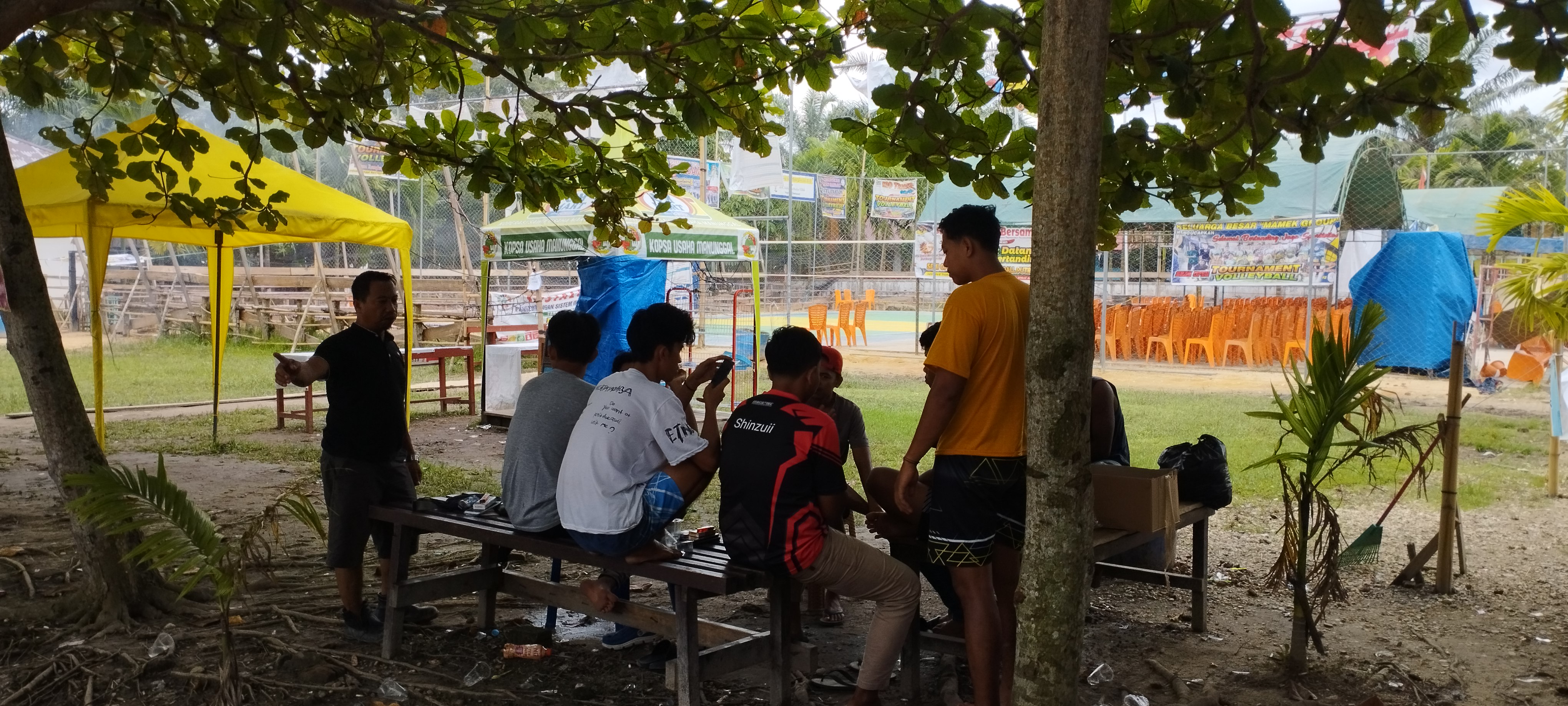 Jelang Laga Final Turnamen Vollyball HUT Desa Seresam Yang Ke 41, Panitia Lakukan Persiapan