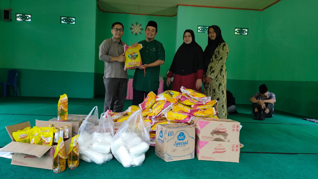Bentuk Ucapan Terimakasih, Ketua Yayasan Darul Islam Riau, Berikan Sembako Kepada Para Tenaga Pendidik