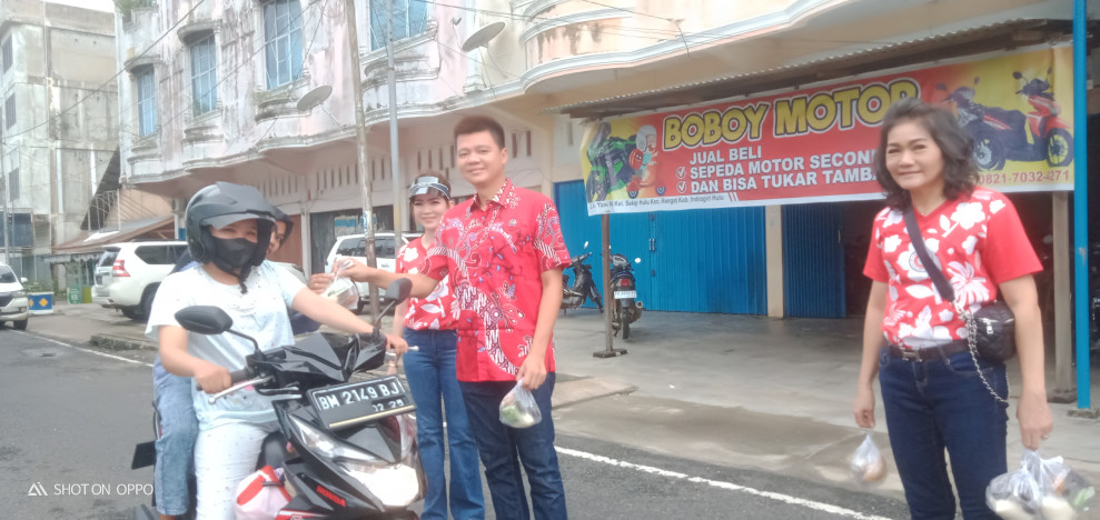 PSMTI Inhu Bersama Perwanti Bagi-Bagi Takjil Dijalan Ahmad Yani, Warga: Semoga Berkah