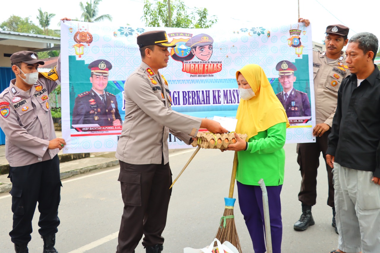 Peringatan Hari Ibu, Polres Inhu Realisasikan Program Jubah Emas di Kota Rengat