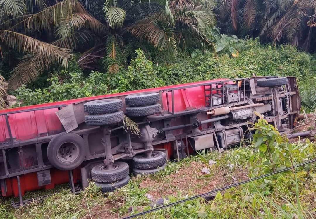 Sopir Mengantuk, Mobil Pengangkut CPO Oleng Masuk Jurang Di Desa Barangan