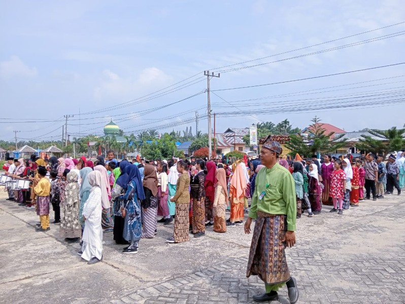 SDN 017 Titian Resak Meriahkan Hari Sumpah Pemuda dengan Pawai Budaya dan Drumband