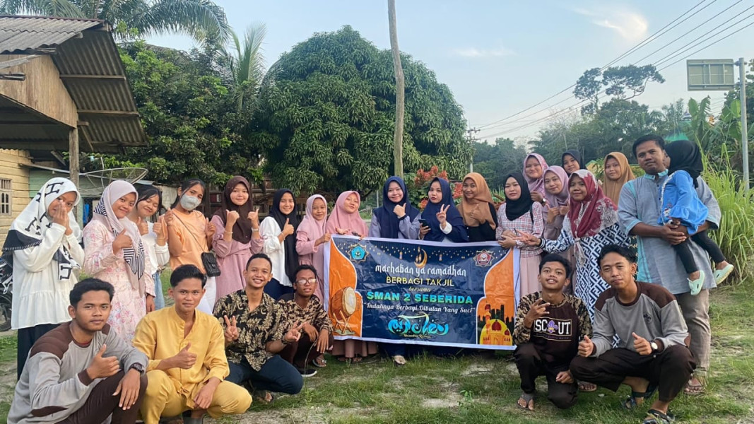 Jemput Berkah Ramadhan, SMANDA Seberida Berbagi Takjil Kepada Pengguna Jalan