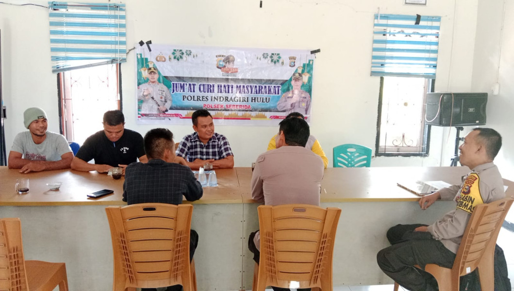 Personel Polsek Seberida Jumat Curhat Bersama Masyarakat Desa Beligan