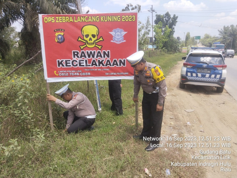 Operasi Zebra, Satlantas Polres Inhu Pasang Spanduk di Titik Rawan Lakalantas