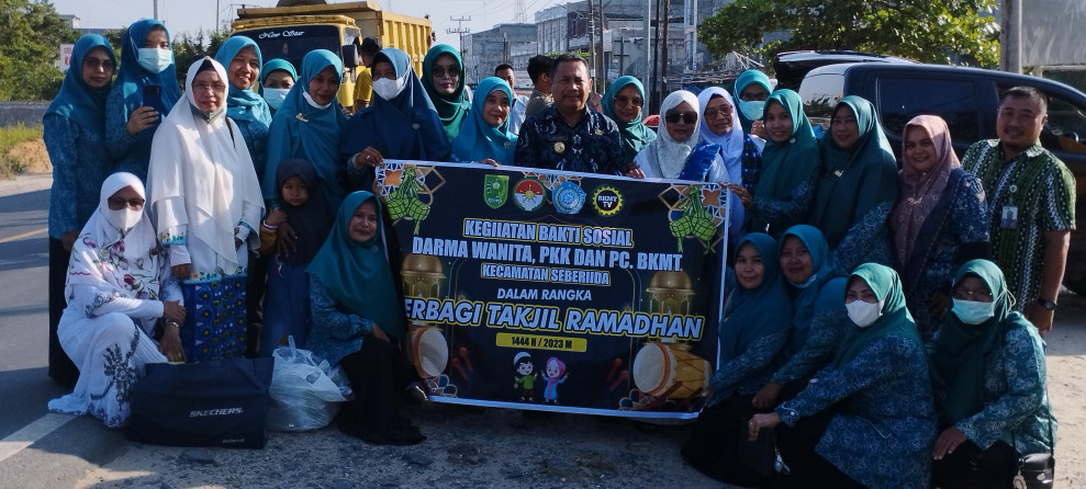 PKK dan BKMT Kecamatan Seberida Bagikan 1.000 Takjil