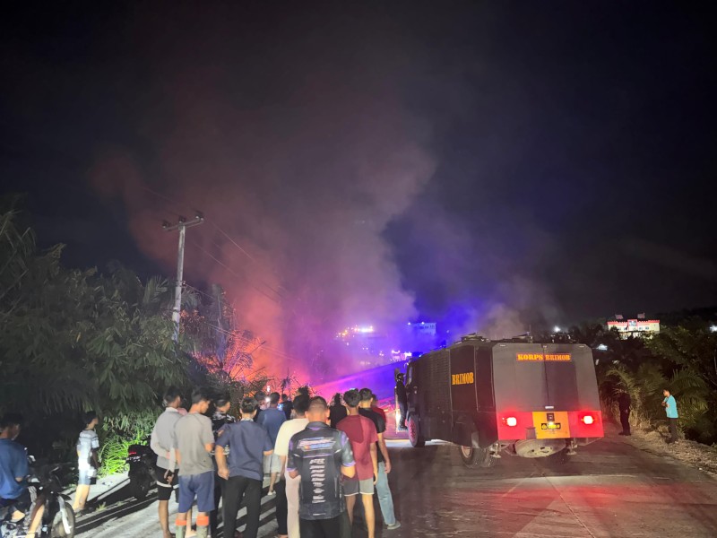 Truk Hino Alami Laka Tunggal di Tanjakan Merdeka Seberida, Bagian Kepala Mobil Terbakar