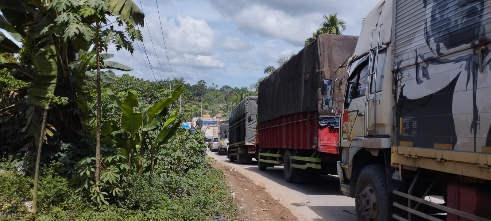 Terjadi Antrian Panjang Kendaraan di Jalintim Desa Sungai Akar
