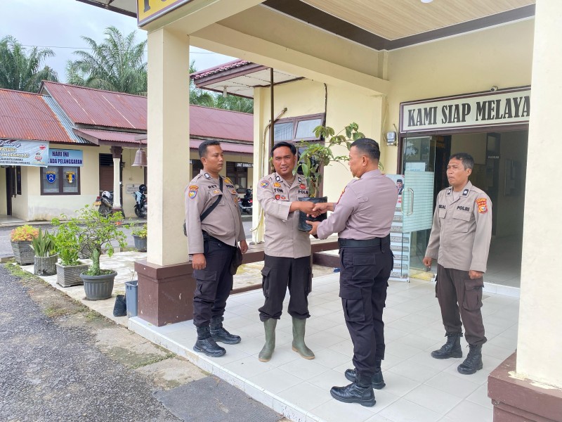Polsek Seberida Beri Hadiah Bibit Tanaman kepada Personil yang Berulang Tahun