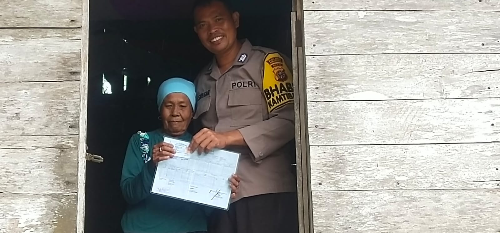 70 tahun Rumah Gelap,Polisi di Inhu Sisihkan Gaji Pasang Listrik Geratis Bagi Warga Kurang Mampu