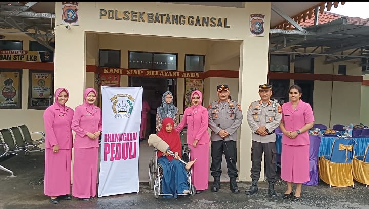 Donasi Kaki Palsu dari Bhayangkari Inhu Peduli,Nuri Tersenyum dan Ucapkan Terimakasih