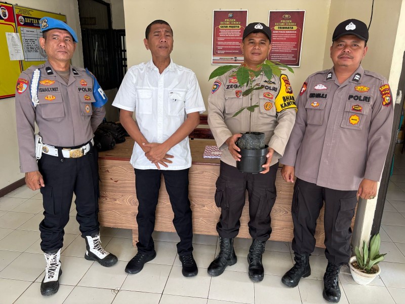 Dukung Program Nasional, Personil Polsek Batang Cenaku yang Ultah dapat Kado Bibit Tanaman
