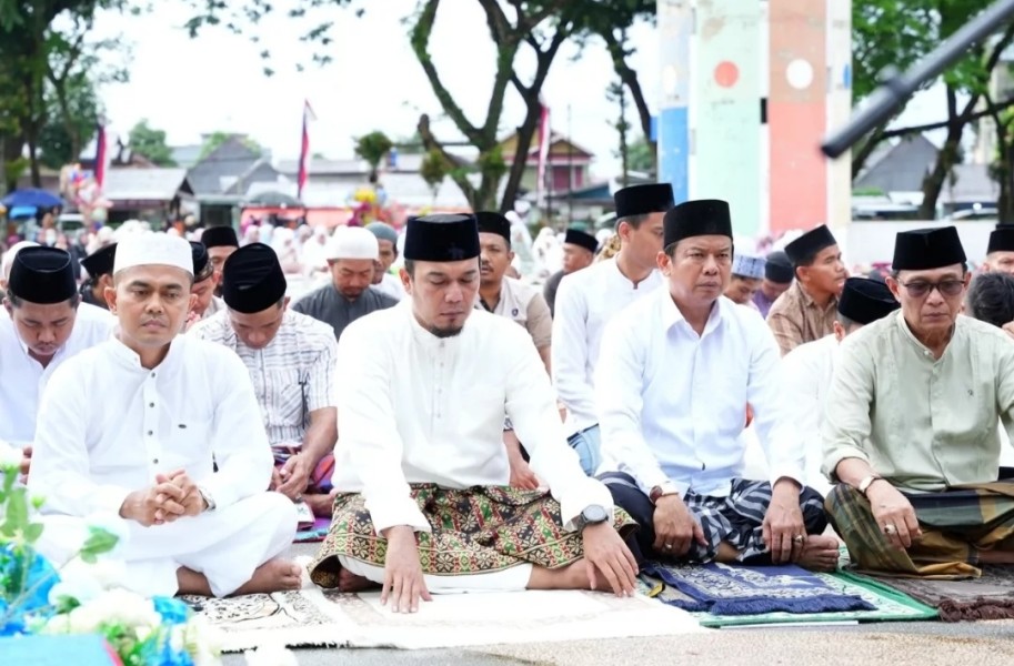 Ditengah Rintik Hujan, Bupati Ade dan Wakil Bupati Hendrizal Melaksanakan Sholat led Bersama Ribuan Masyakarakat