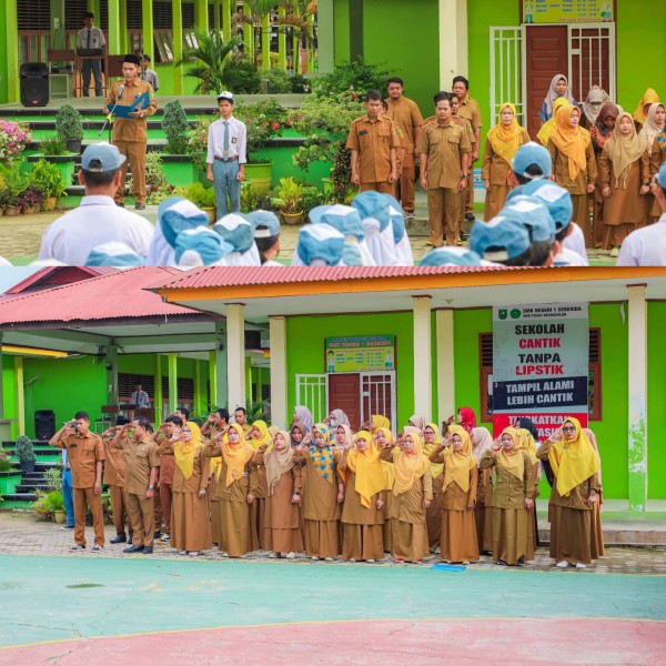 Hari Pertama Sekolah, SMKN 1 Seberida Awali dengan Upacara, Gotong Royong dan Silaturahmi