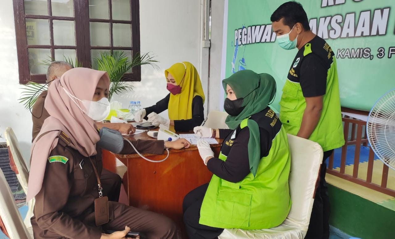 Cegah Covid-19 Virus Omicron, Jaksa dan Pegawai Kejaksaan Inhu di Vaksin Booster vaksin ke 3