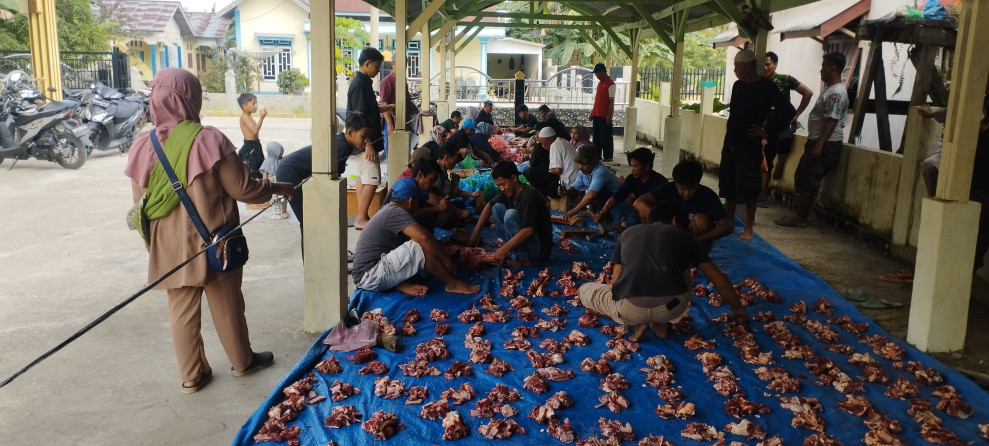 Di Masjid Bahrul Ulum 215 Bungkus Daging dibagikan