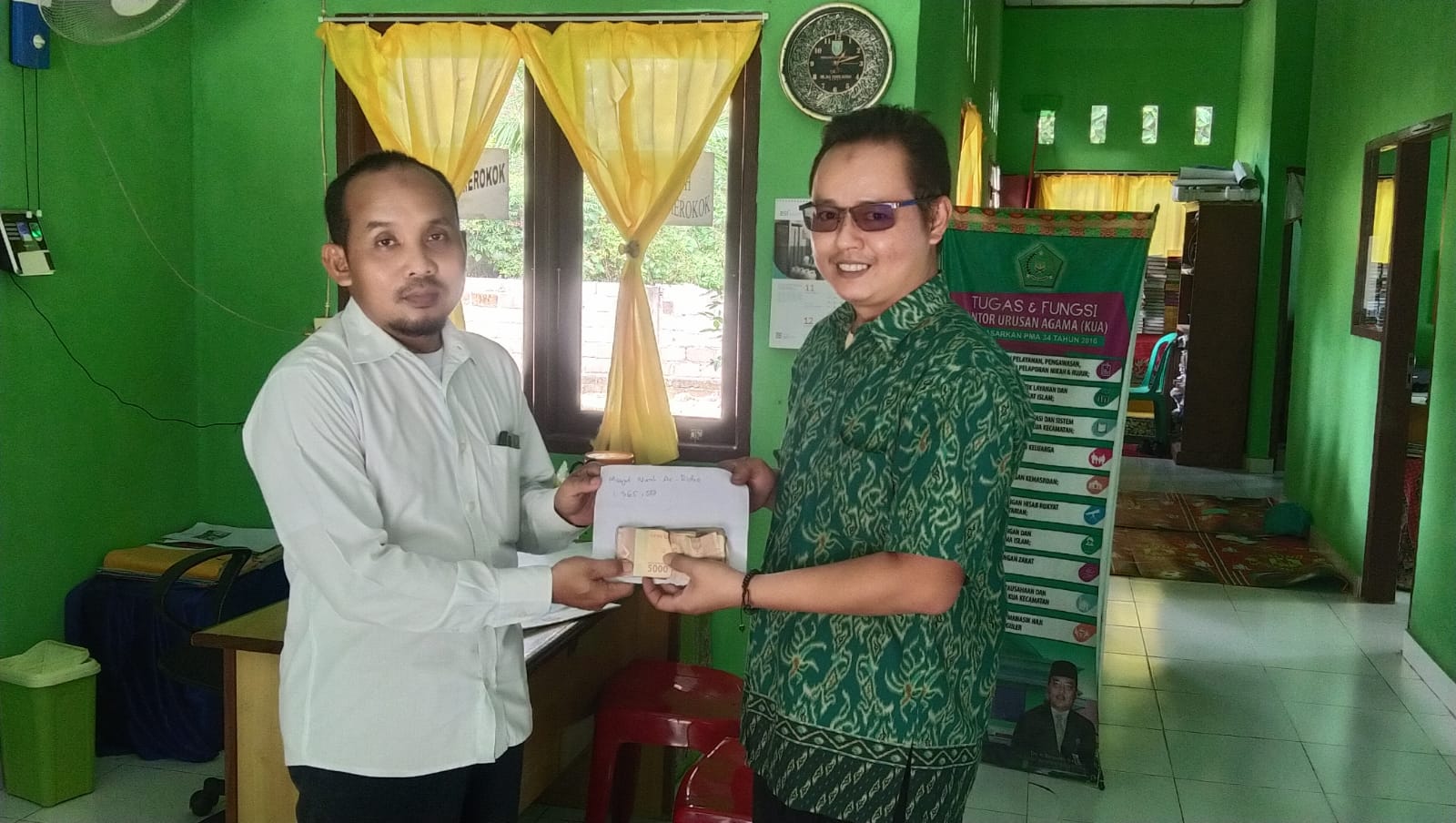 Jamaah Masjid Nurul Ar-Ridho Aur Cina, Salurkan Dana Bantuan Korban Gempa Cianjur