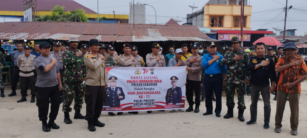 HUT Bhayangkara Ke -77, Polsek Seberida Goro di Pasar Soegih Belilas
