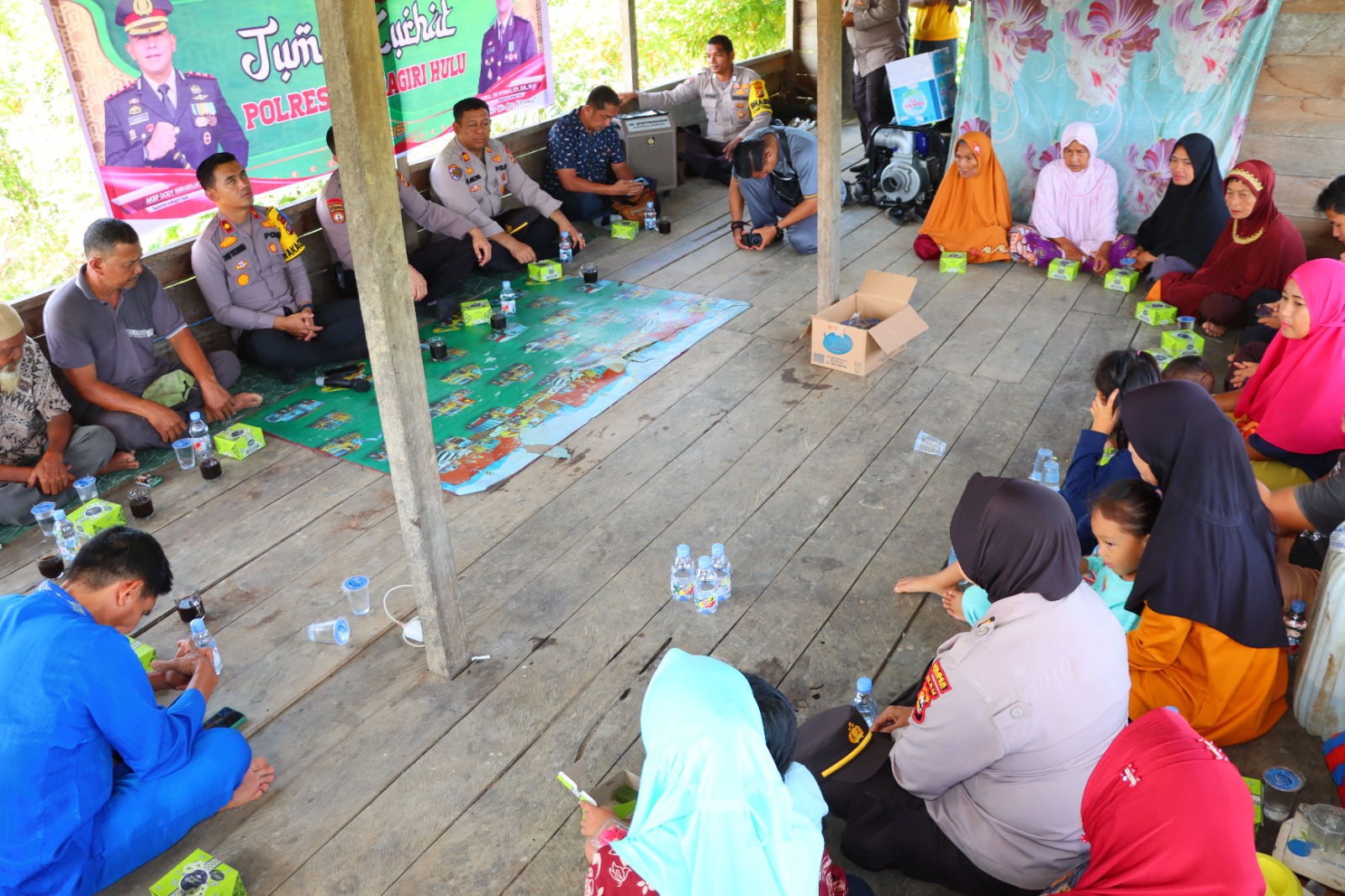 Jubah Emas dan Jumat Curhat Polres Inhu Pekan Ini di Kampung Pulau