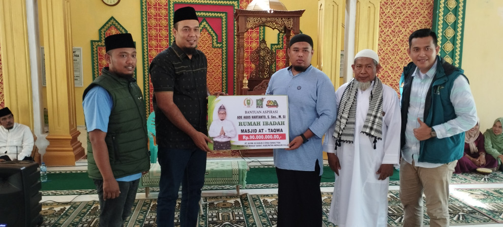 Ade Agus Hartanto, Serahkan Bantuan Sebesar Rp.90 Juta Untuk Pembangunan Masjid Attaqwa