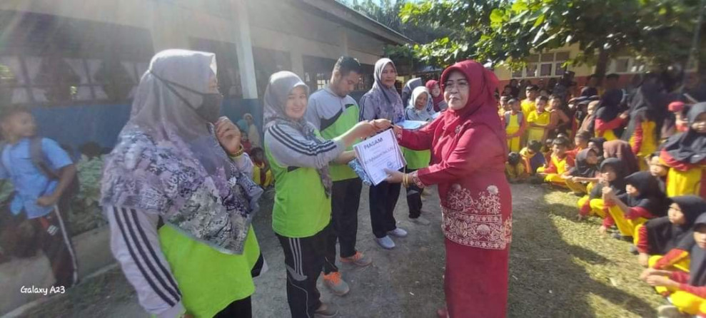 Siswa/i dan Guru Wali Kelas Mendapatkan Reward dari Kepsek