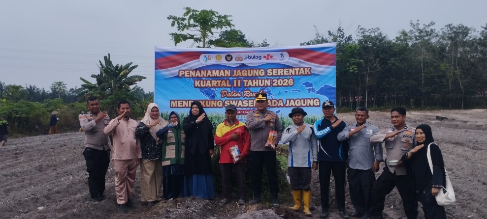 Polisi Turun ke Ladang, Kapolsek Rengat Barat Pimpin Penanaman Jagung Serentak Dukung Swasembada Pangan