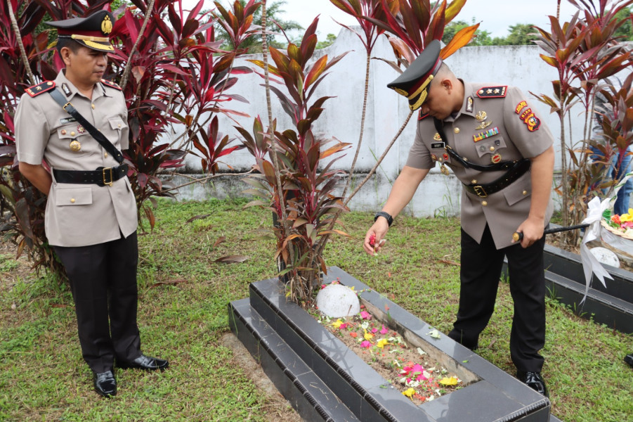 Peringati Hari Bhayangkara, Kapolres Inhu Pimpin Upacara Ziarah Makam