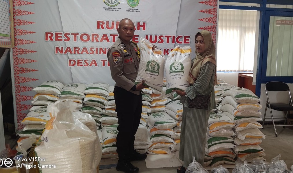 Desa Titian Resak Salurkan Beras Bulog kepada 106 KK