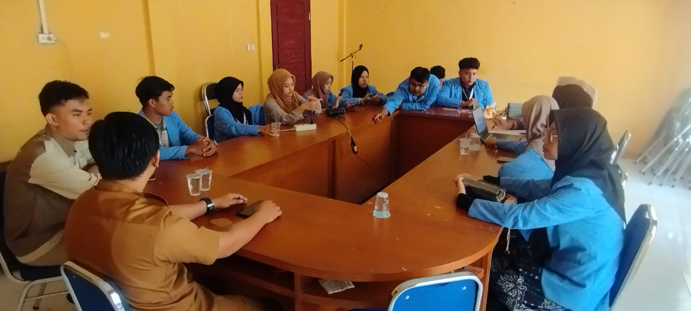 Perangkat Desa Titian Resak Ramah Tamah Dengan Mahasiswa KKN UIN Suska