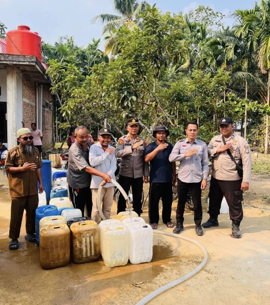 Kemarau Panjang, Pemdes Tanah Datar dan Polsek Rengat Barat Salurkan 6.000 Liter Air Bersih untuk Warga Dusun 3
